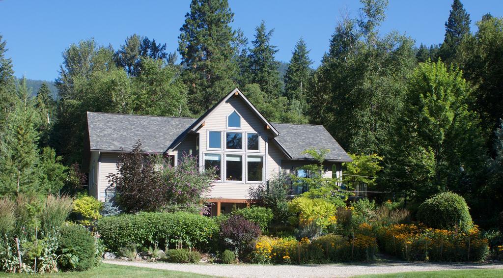 Windborne Bed & Breakfast Castlegar Exterior photo